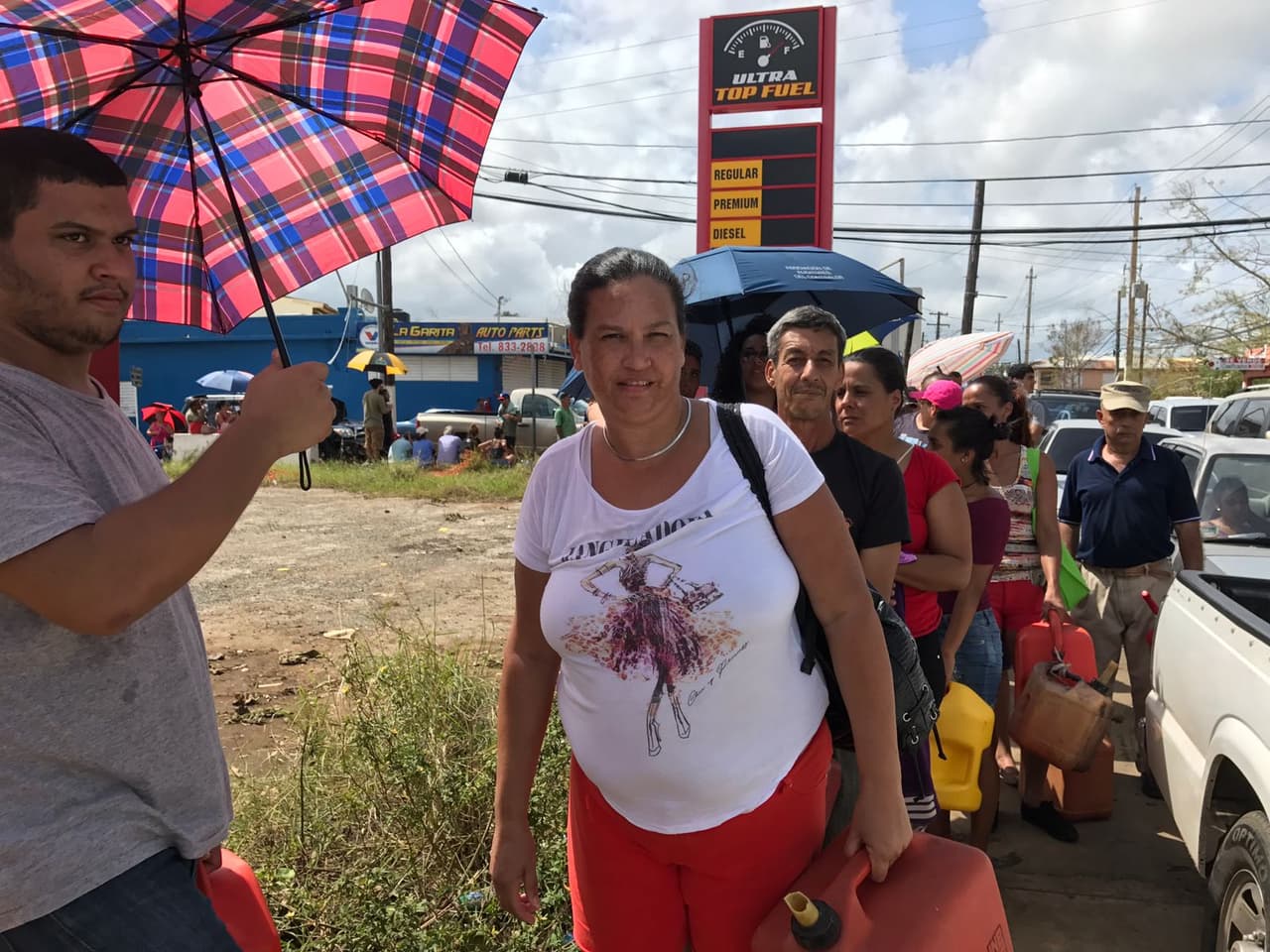Schayler López Rodríguez espero casi 5 horas por gasolina para llenar su carro y poder visitar a su familia.
