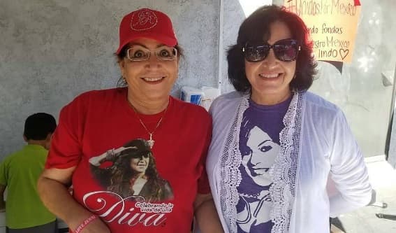 Hasta Doña Rosa Rivera llegó al carwash para apoyar a su hijos y nietos. "La jefa siempre apoyando", escribió Juan Rivera en sus redes sociales.