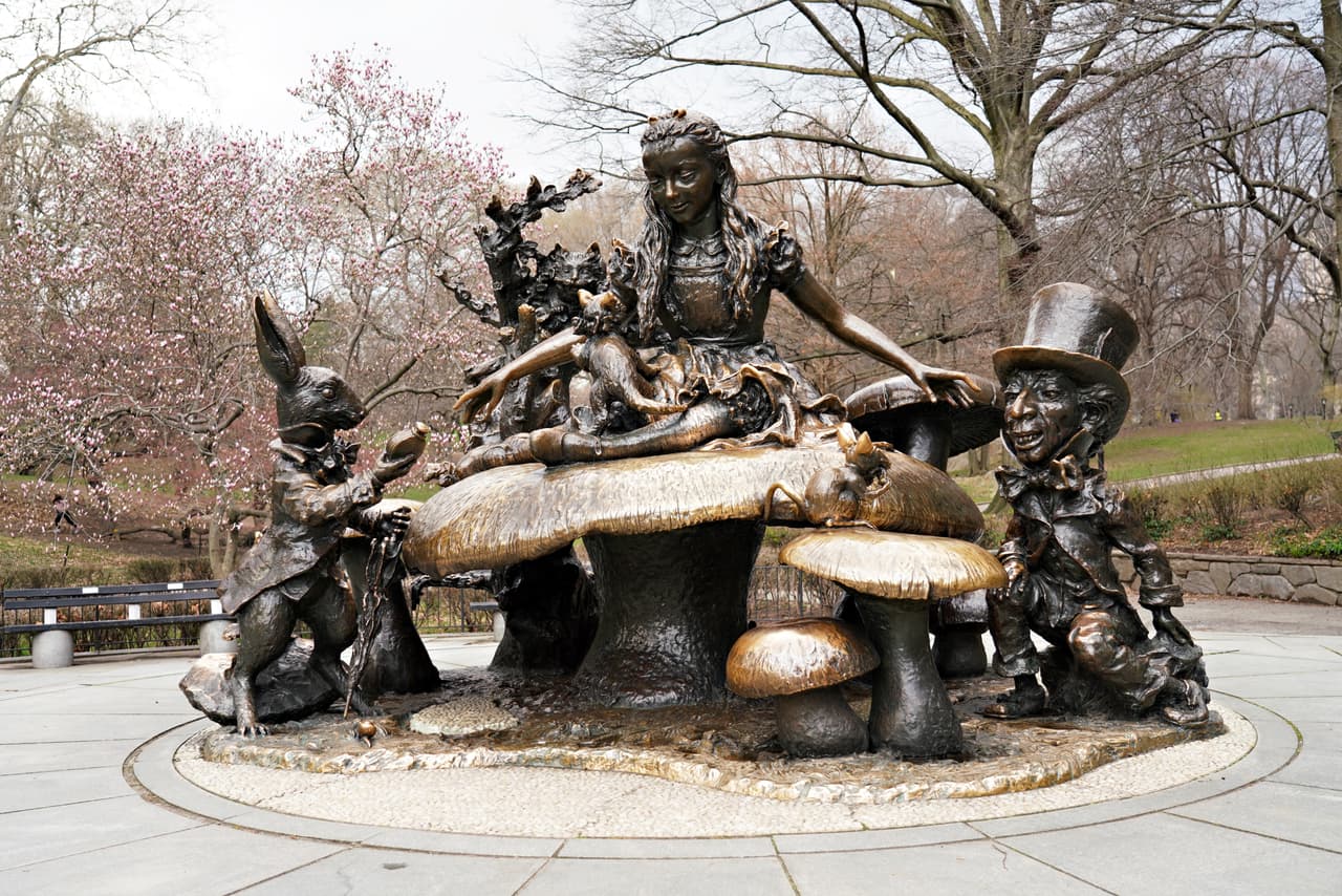 La estatua de Alicia en el país de las maravillas en el 
<a href="https://www.iloveny.com/listing/central-park/1617/" target="_blank">Central Park</a>, Manhattan - uno de los 5 condados de la ciudad de Nueva York