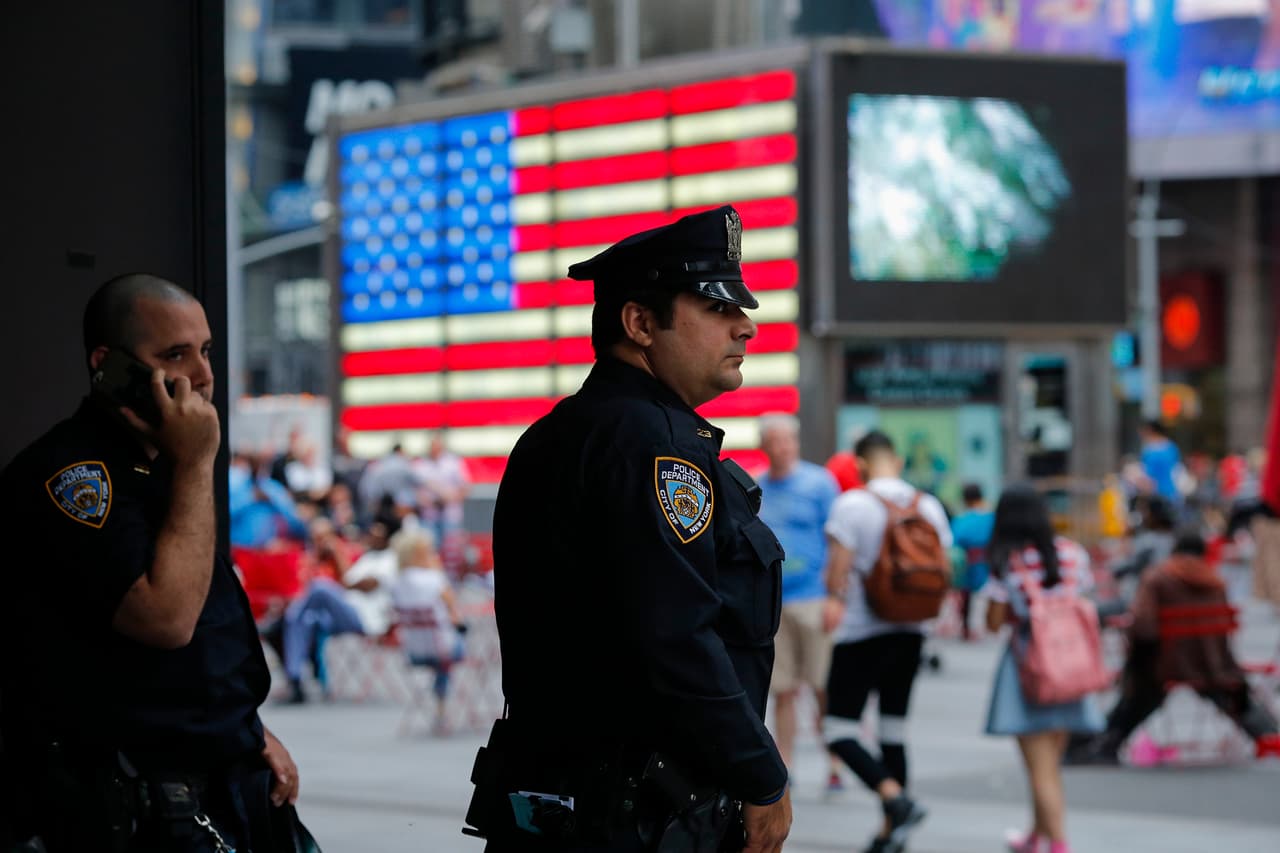 Policía de Nueva York no parpadea ni un segundo y es que se encuentran en alerta máxima ante una posible amenaza terrorista.