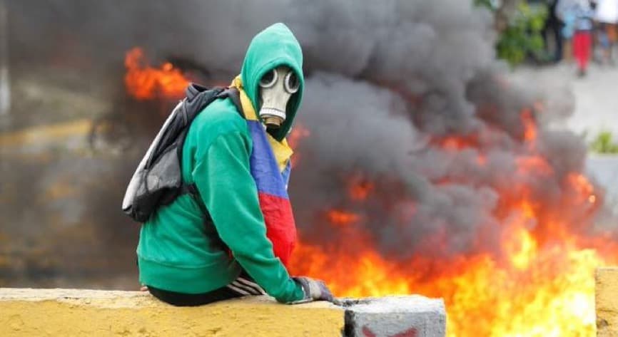 Esta imagen se viralizó en minutos al identificar a un manifestante de la oposición con el supuesto Juan Guaidó encapuchado.
