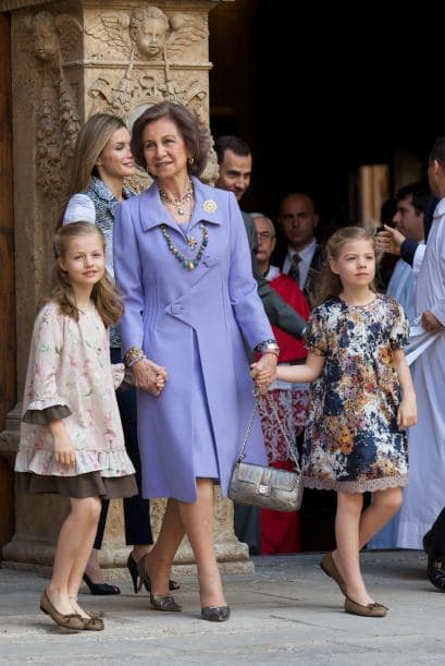 La princesa de Leonor acaba de ser nombrada princesa de Asturias y es la segunda en la línea de sucesión a la corona española.Actualmente estudia en un colegio muy cerca de sus padres, pero al igual que su padre el rey Felipe VI recibirá amplia formación militar y profesional.Sólo tiene ocho años, pero ella sabe su papel y demuestra su formación real en cada evento al que asiste. Toma clases de mandarín, ballet y practicar deporte.