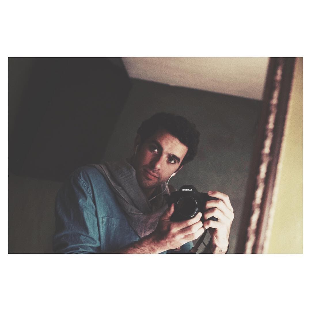 Pero en realidad el actor es bastante apuesto, tanto así que en el año 2014 obtuvo el tercer lugar en Mister Mundo, esto por su singular belleza y su inigualable encanto. ¿No te parece simplemente encantador?