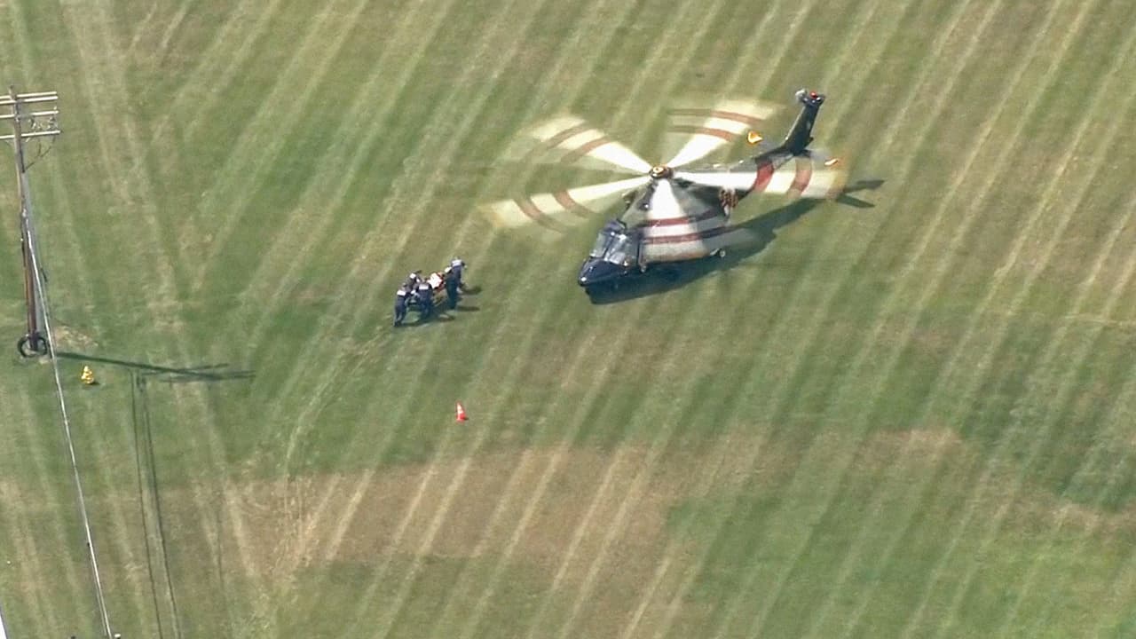 Uno de los heridos es llevado por los cuerpos de rescate hacia un helicóptero.
<br>