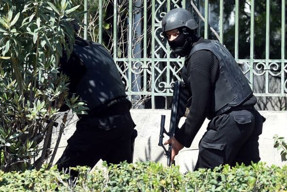 Tres supuestos yihadistas vestidos con uniformes militares se cree que intentaron asaltar la sede del Parlamento de Túnez y, tras un tiroteo, se refugiaron en el vecino museo del Bardo.