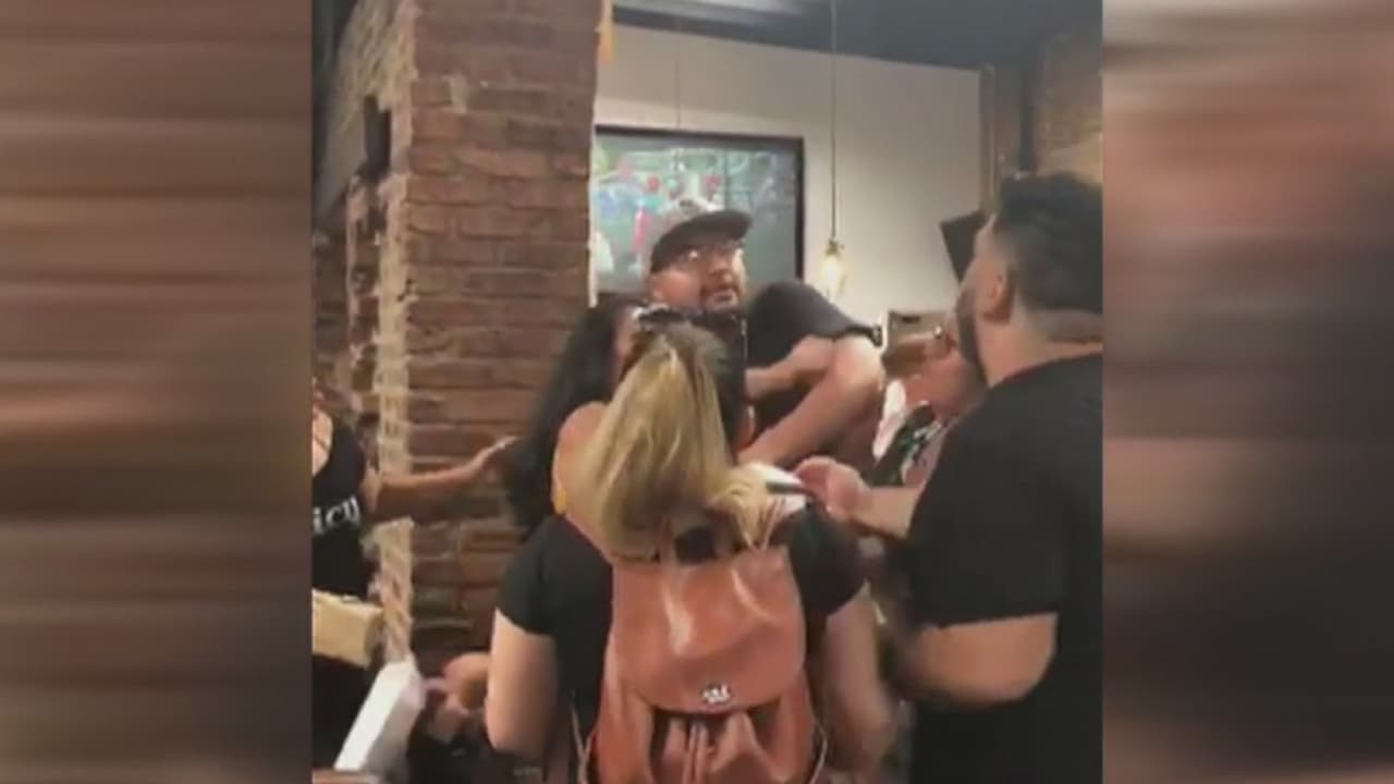 Una celebración termina en golpes y jaloneos dentro de un restaurante de Chicago