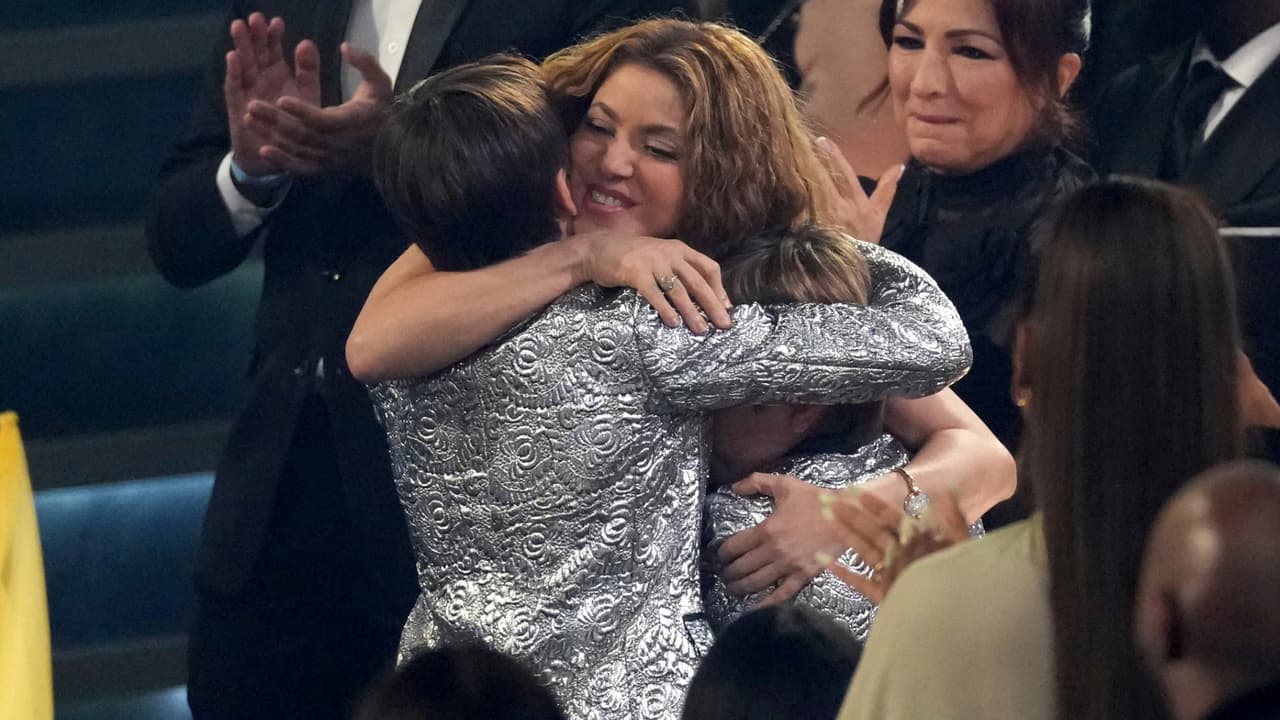 Shakira dio un fuerte abrazo a sus dos hijos antes de subir al escenario por el GRAMMY que le dio JLo.