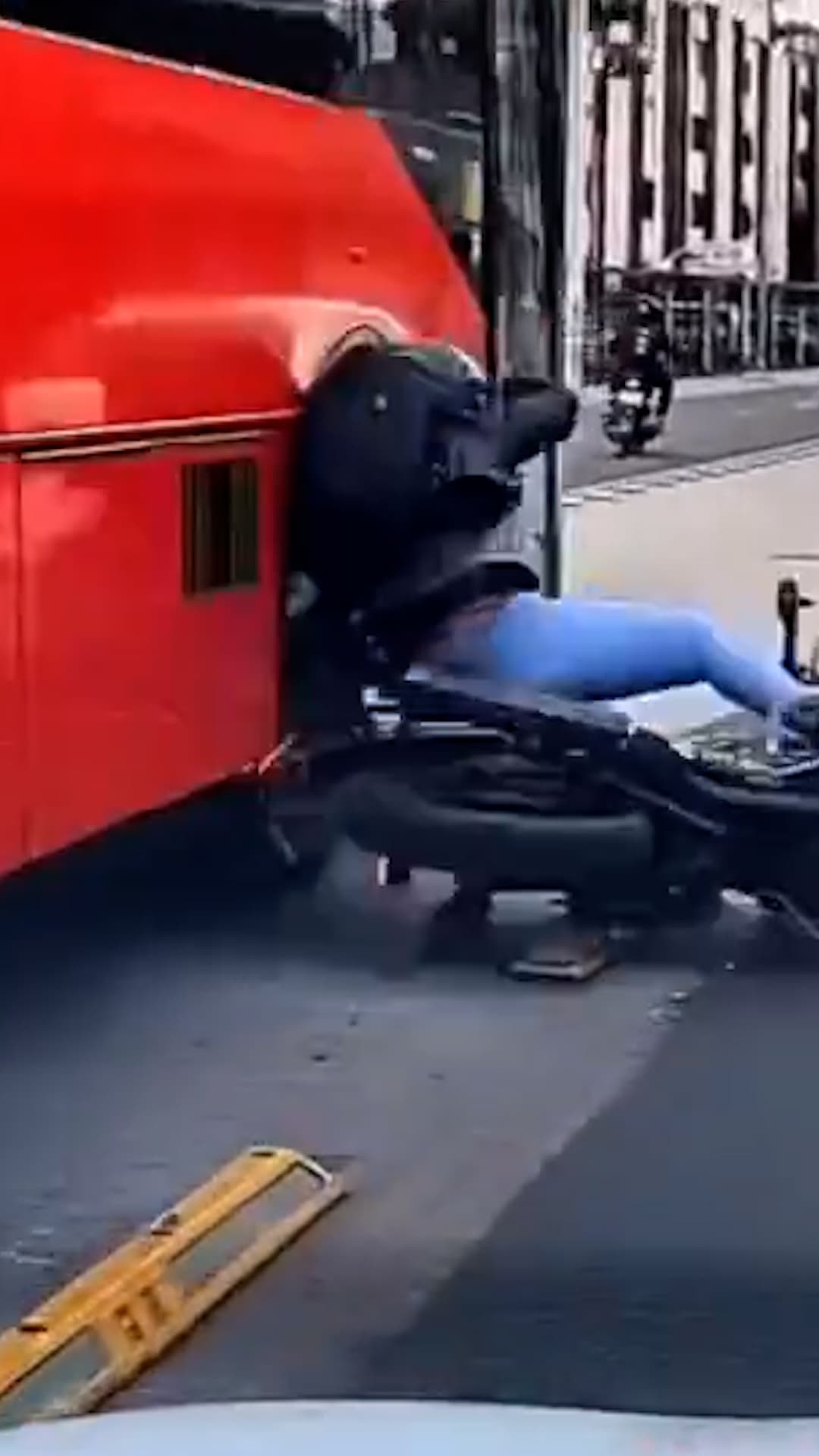 El metrobús impactó a un motociclista que invadió el carril confinado en CDMX