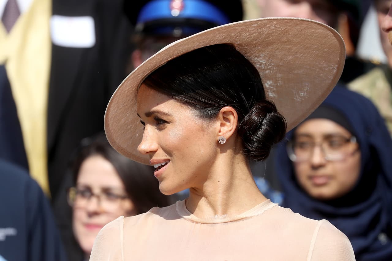 Pero inclusó ahí sorprendió que Meghan apareciera con 
<b>un chignon perfectamente alisado en la nuca</b>, sin un pelo fuera de lugar. Muy alejado del famoso 'messy bun' (recogido despeinado) que la había caracterizado incluso el día de su boda.