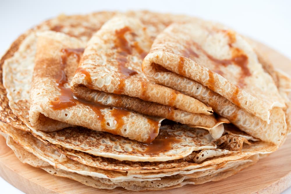 Las crepas las puedes preparar a tu gusto. Para la salsa derrite mantequilla en un sartén, agrega la cajeta y el jugo de naranja, hasta que esté bien caliente es cuando debes de agregar el tequila. En el momento de servir cuida que la salsa este bien caliente, pues es el toque estrella de la receta.