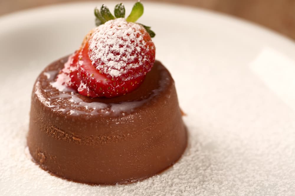 Mousse de chocolate al tequila. Lo mejor del tequila es que no solo lo puedes agregar a platos salados, también en dulces y es exquisito. Los ingredientes que necesitas son: crema chantilly, chocolate de leche, yemas de huevo, claras de huevo, tequila y azúcar.