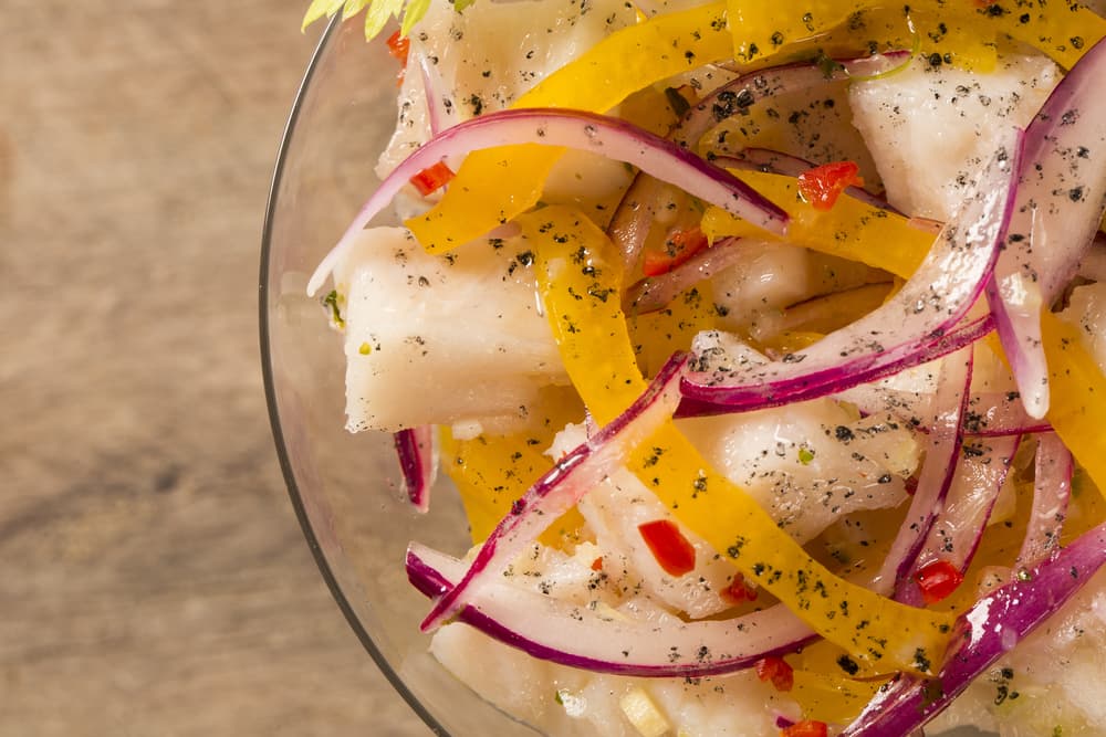Ceviche con mango al tequila. Pescado y tequila es una gran combinación que puedes comprobar por ti misma, solo tienes que preparar esta receta. Debes cortar el pescado en cubos y ponerlos en un recipiente después debes de ir agregando el zumo de limones, chile picado y al final el tequila y mango también en cubos pequeñitos.