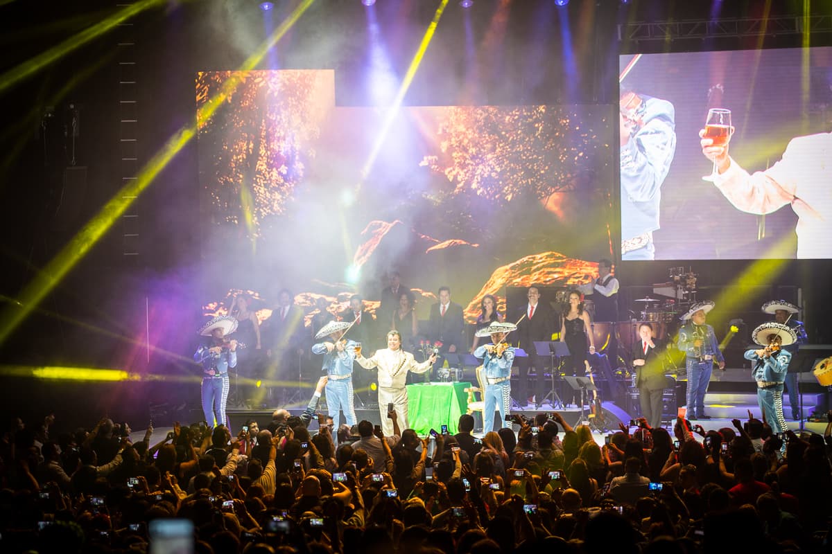 “El Divo de Juárez” Juan Gabriel conquistó Los Ángeles con un rotundo éxito y cantando sus grandes éxitos en el Microsoft Theater donde miles de personas desbordaron con su música e interpretación.