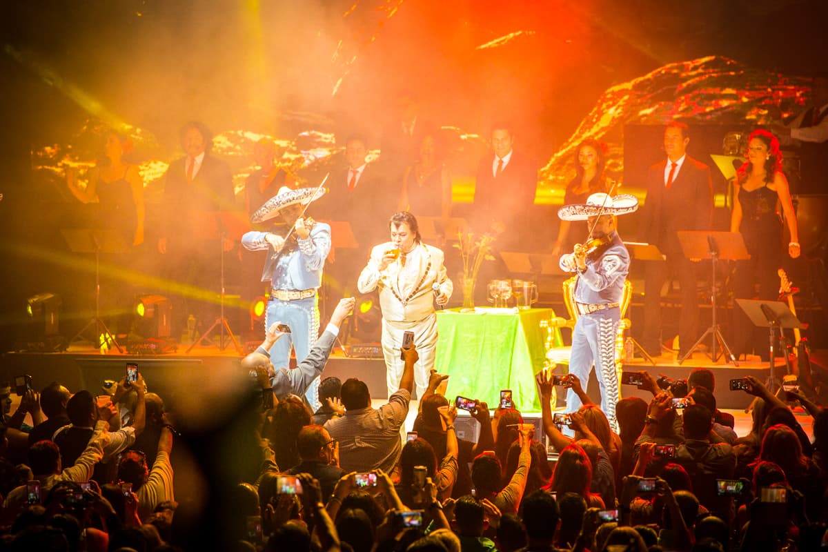 “El Divo de Juárez” Juan Gabriel conquistó Los Ángeles con un rotundo éxito y cantando sus grandes éxitos en el Microsoft Theater donde miles de personas desbordaron con su música e interpretación.
