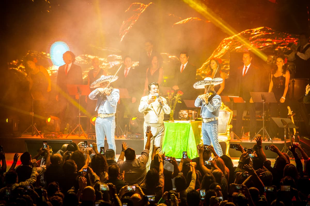 “El Divo de Juárez” Juan Gabriel conquistó Los Ángeles con un rotundo éxito y cantando sus grandes éxitos en el Microsoft Theater donde miles de personas desbordaron con su música e interpretación.