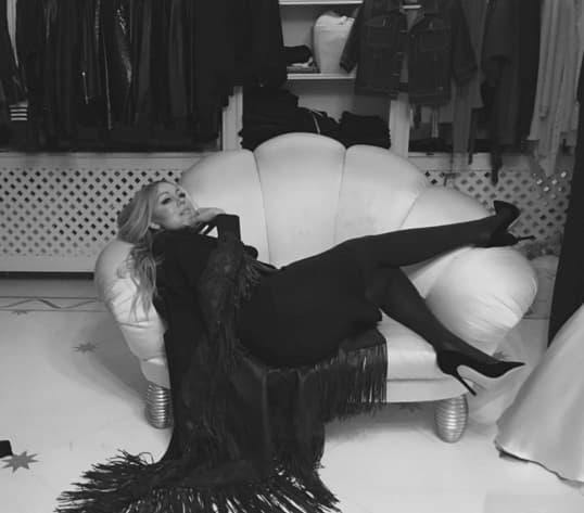 También pide para los hoteles en los que se aloja grifos de oro y que se cambien los asientos en los inodoros.