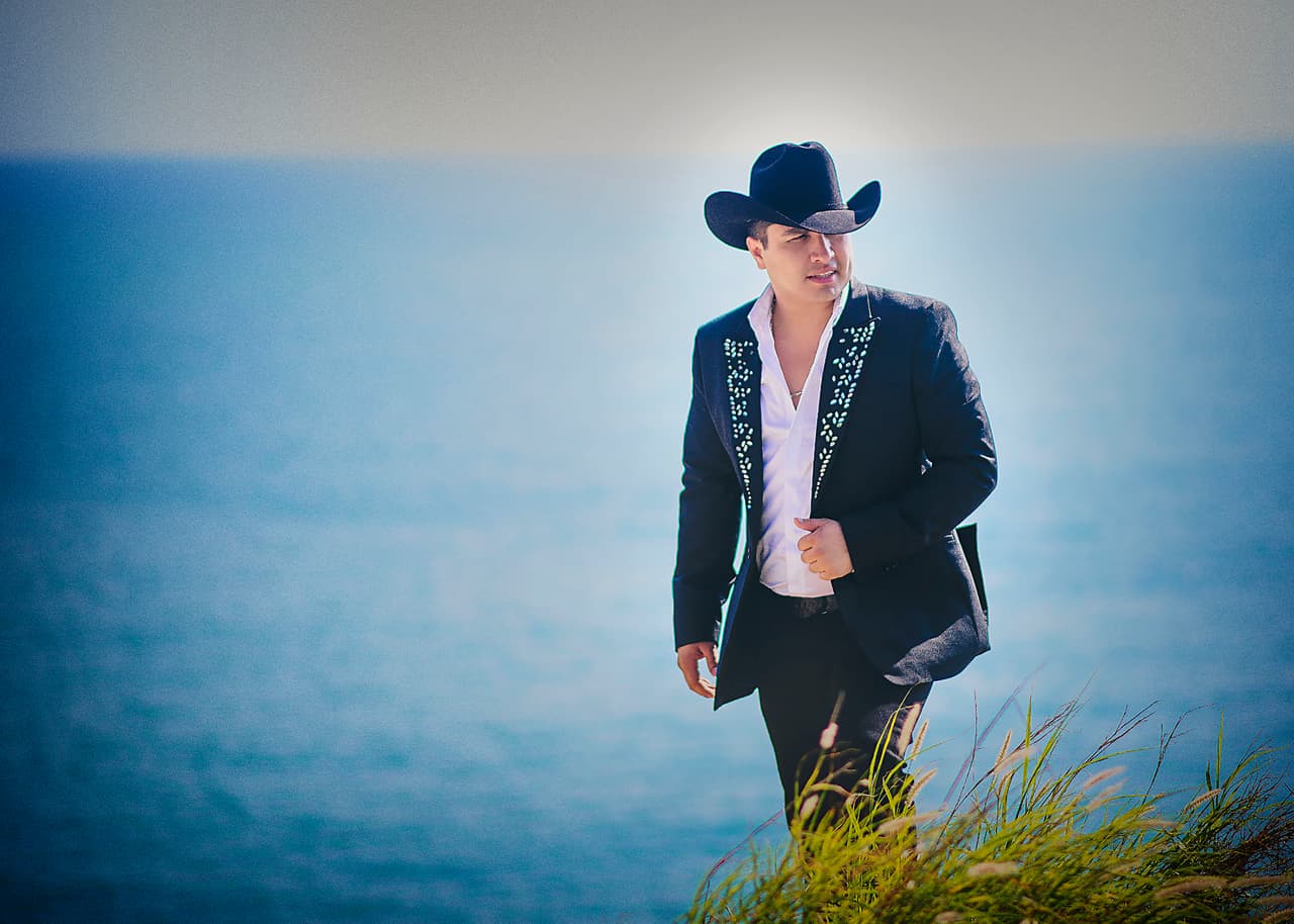 El cantante recibió las nominaciones en la categoría Regional Mexicano como Artista Banda del Año, Artista Masculino del Año y Canción del Año por su tema 'Y Así Fue'.