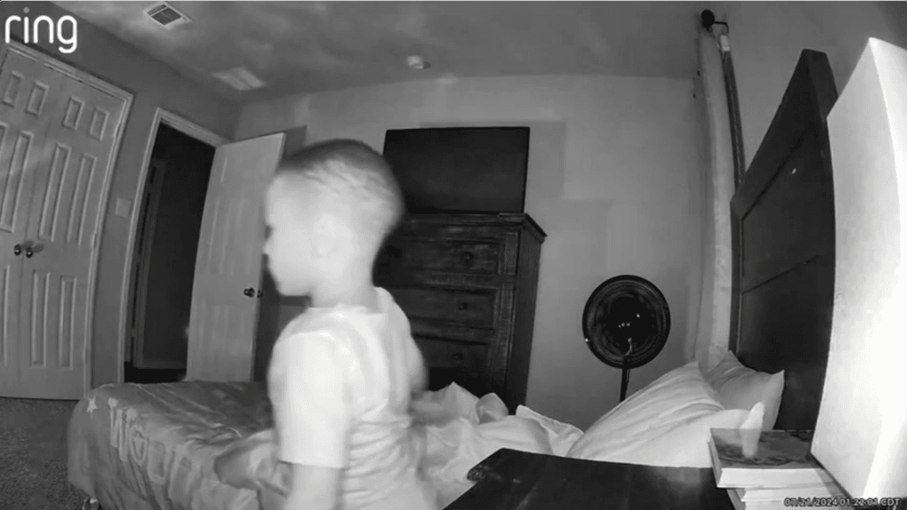 El pequeño después se comenzó a alejar de la toma. No está claro si iba a salir de su habitación.