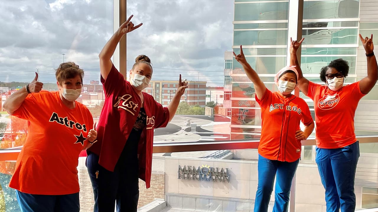 Además, el personal de varios campus de Memorial Hermann en el área de
<a href="https://www.univision.com/local/houston-kxln/">Houston</a> vistió sus prendas favoritas en apoyo a su equipo.