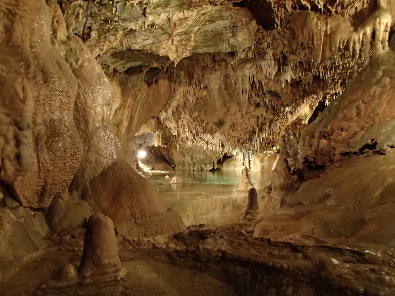 <b>Indian Echo Caverns</b>: Estas cavernas son tan inmensas que no solo podrás ver varias cuevas en tu recorrido, sino también un lago subterráneo. Después de su visita guiada, encontrarás muchas actividades divertidas centradas en los niños en la superficie, que incluyen un área de juegos y extracción de gemas.