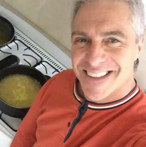 ¡Lisardo es el cocinero más alegre y guapo de todos!.