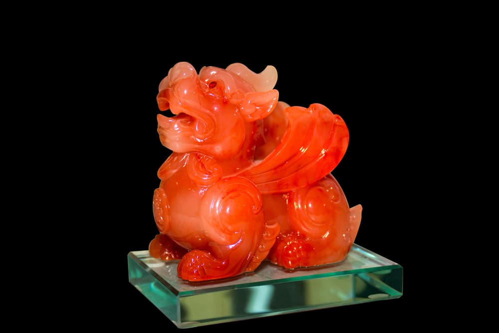 Estos dragones usados como amuletos suelen llamarse comúnmente Pi Yao o Pi Xiu, también nombrados 'bixie' o 'Tian lu'. Estas criaturas se cree que son capaces de atraer riqueza, buena suerte y alejar la mala fortuna y negatividad - un amuleto ideal.