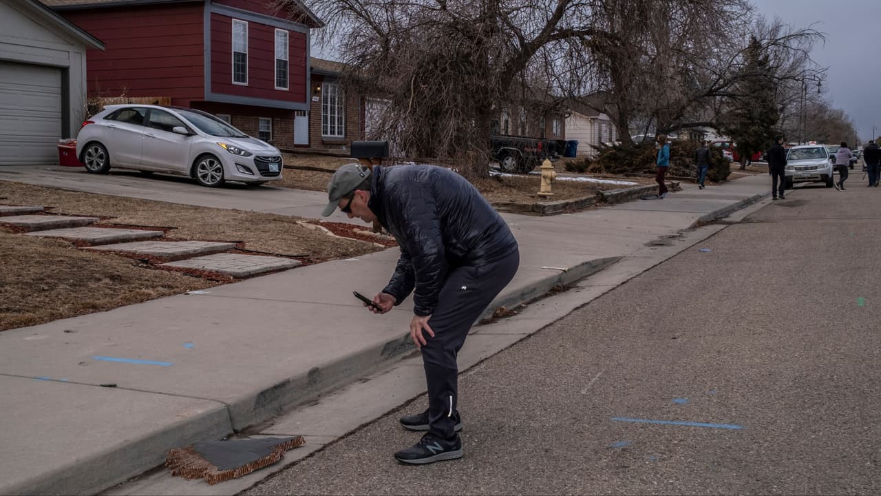 Terror cayendo del cielo de Denver: vecinos vieron caer piezas de un avión en pleno vuelo