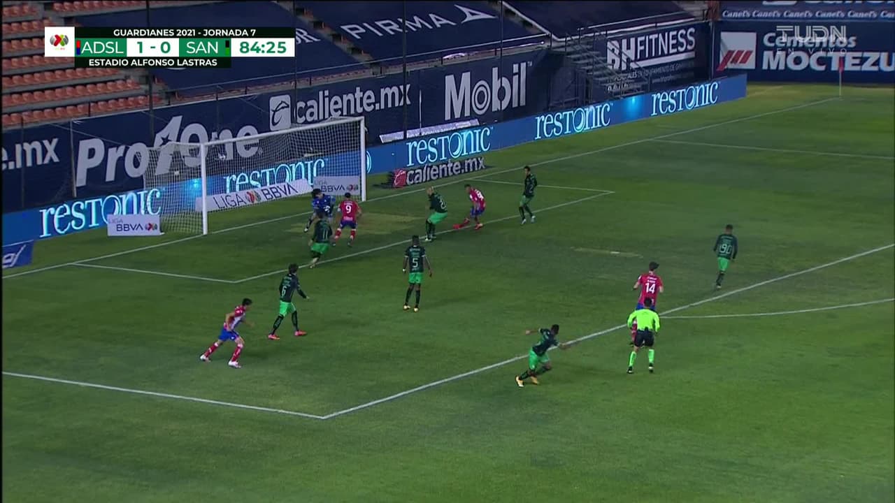 ¡TIRO ATAJADO! disparo por Diego Pineda.