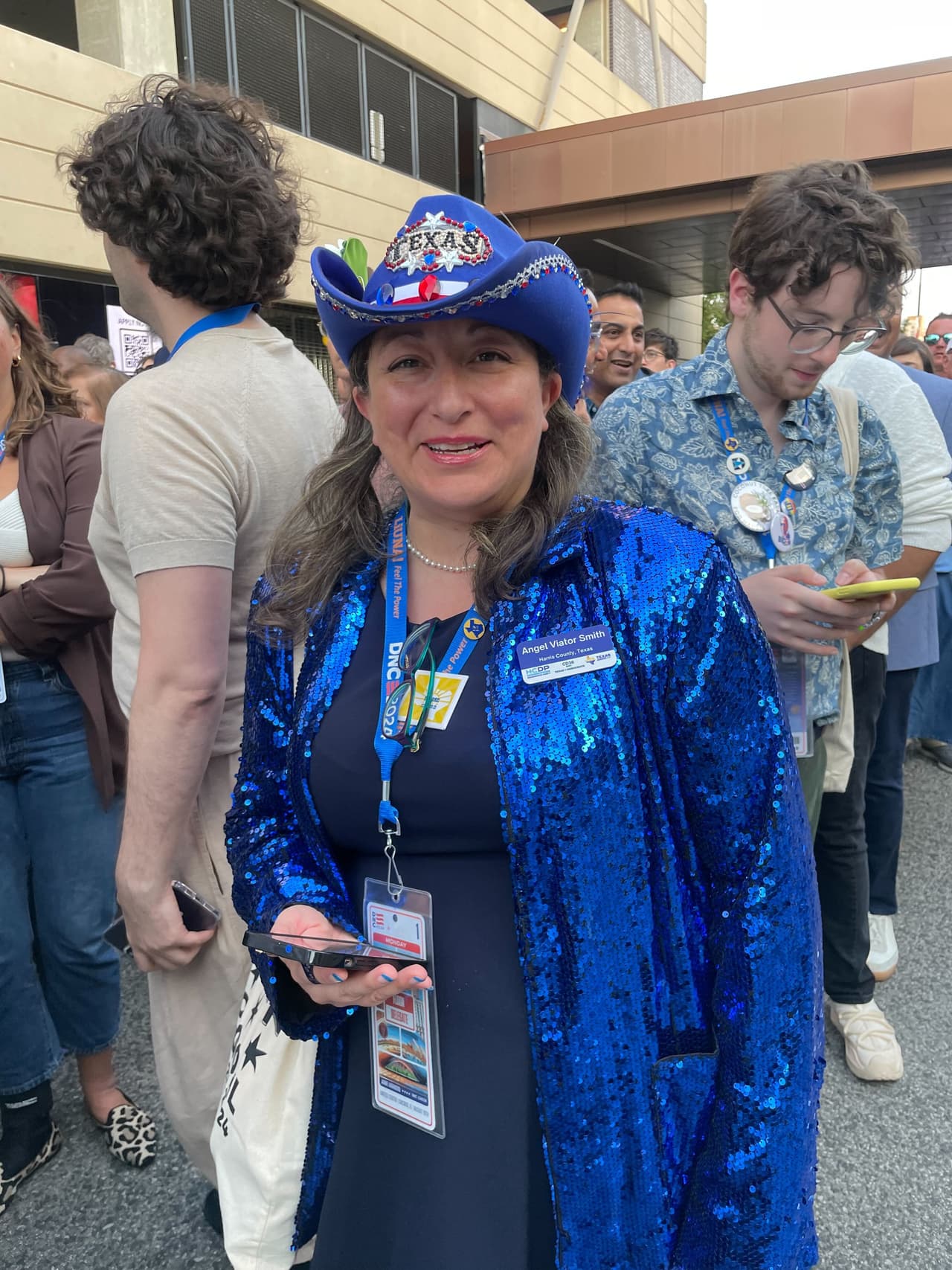 Angel Smith, originaria de Houston, Texas, vistió una atuendo azul brillante. Dijo que espera ver grandiosos discursos en la convención.