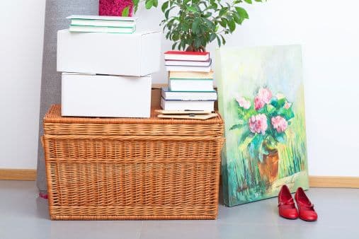 La idea de decorar el hogar entusiasma a cualquiera, pero el exceso de fotos en la pared, así como de cuadros, provoca visualmente que se vea desordenada. Recuerda que menos, es más. 
<br>