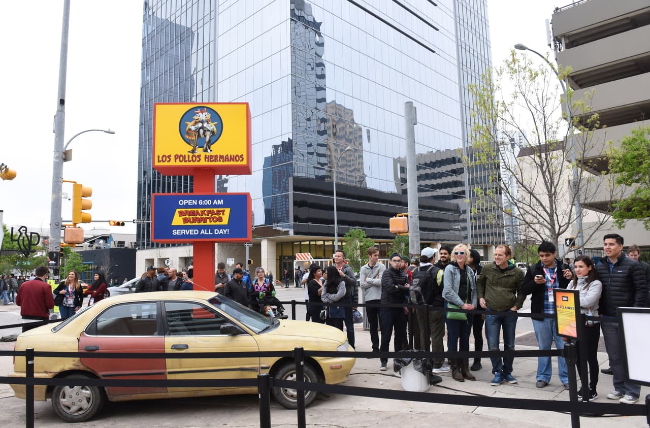 Los Pollos Hermanos abrió en Austin, Texas durante South By South West. Los actores de Better Call Saul Bob Odenkirk (Saul Goodman) y Giancarlo Esposito (Gus Fring) dieron autógrafos en el restaurante.