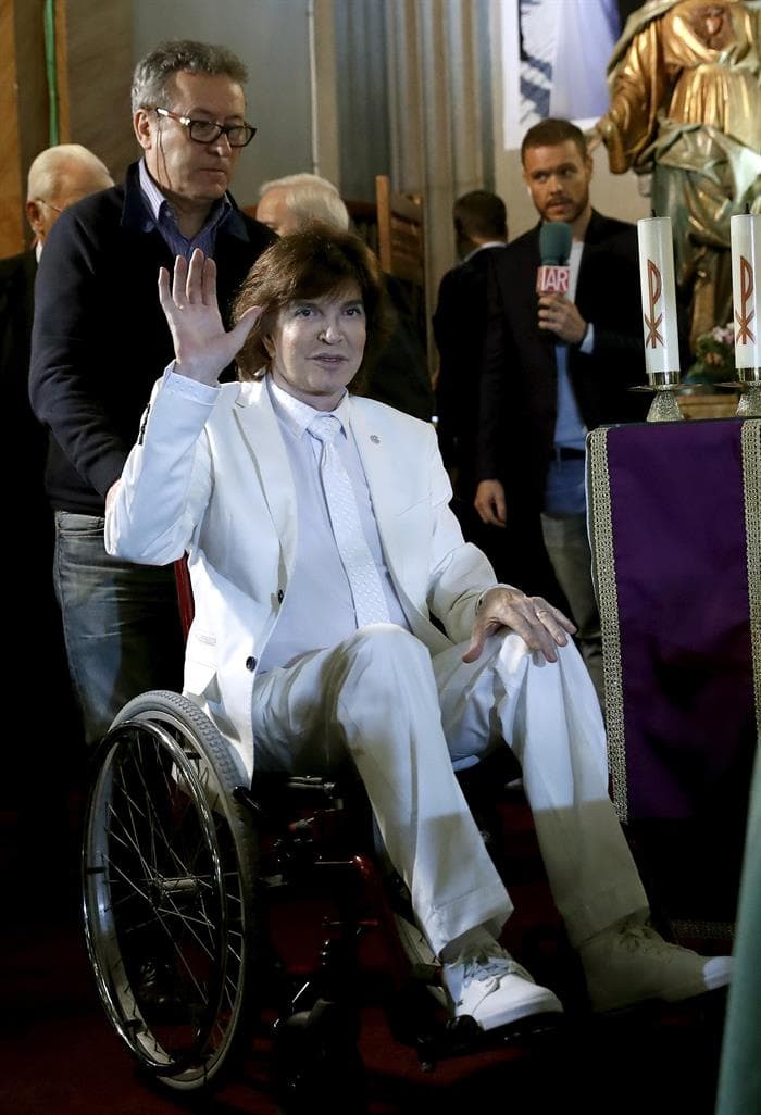 Lesionado, Camilo Sesto estrena el 'Padre nuestro' que grabó con el Papa