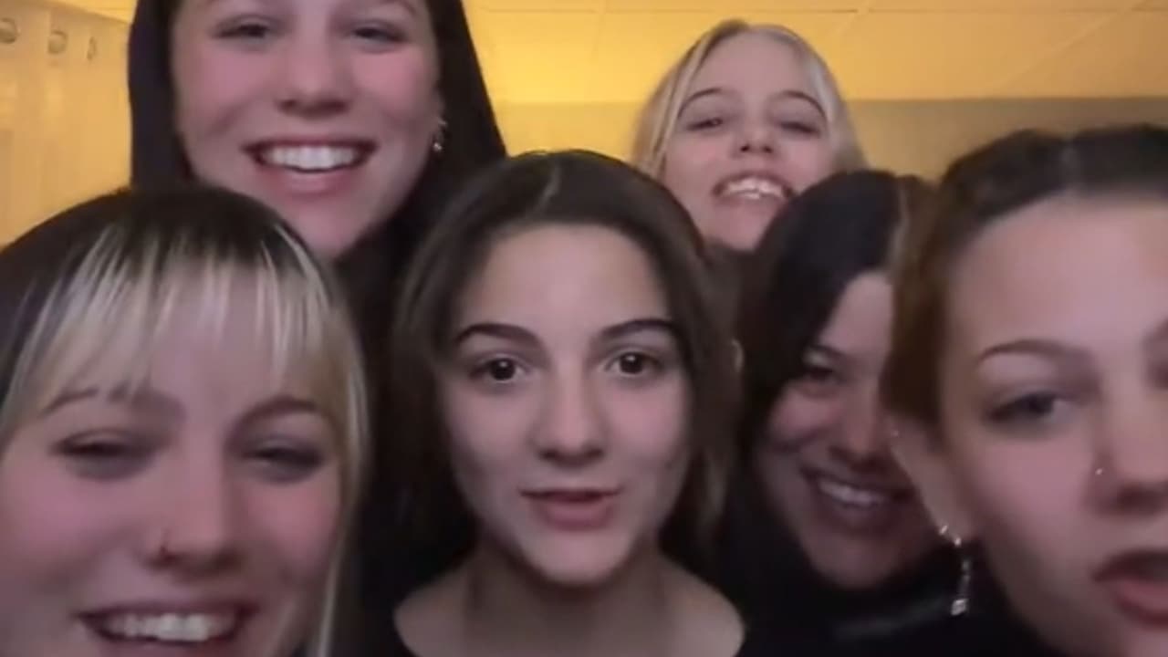 Giovanni, estas seis chicas te buscan: Hermanas separadas por adopción buscan a su hermano perdido