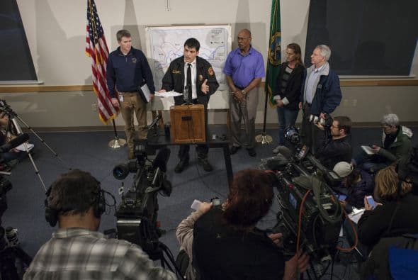 A última hora de la tarde, las autoridades del condado de Snohomish, al que pertenece la población donde ocurrió el suceso (Oso), informaron que los rescatistas recuperaron dos cadáveres más y localizado otros ocho, que se suman a los 14 hallados hasta este momento.