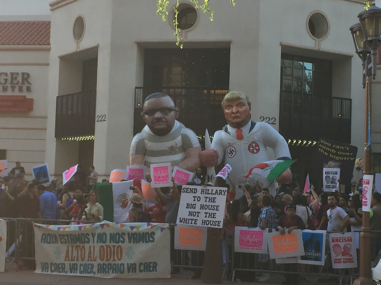 Con figuras gigantes del sheriff del condado Maricopa, Joe Arpaio y del candidato republicano, Donald Trump decenas pe personas protestaron a las afueras del Centro de Convenciones.