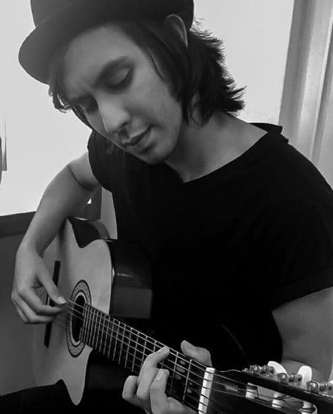 Juntos permanecen la mayor parte del día, excepto cuando en la universidad deben separarse para cumplir las clases que no comparten.