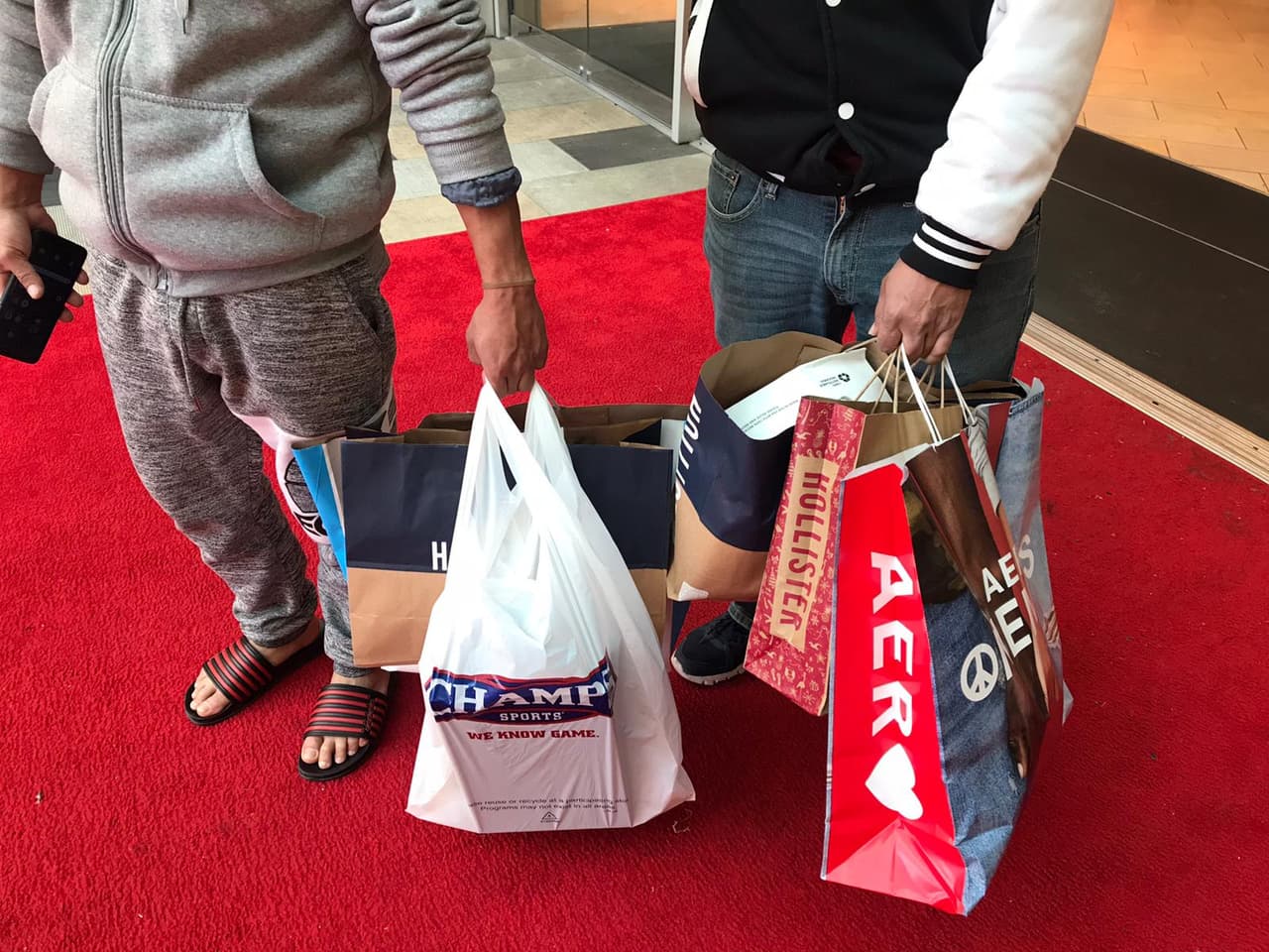 Realizan compras a último minuto