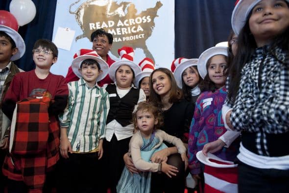 "Me encanta que la consigna es hacer la lectura divertida y no hacerlo sentir como esta cosa laboriosa, que en realidad es algo que le gusta y puede mejorar su vida", dice Alba. "Creo que tener esa mentalidad en torno a la lectura es grande."