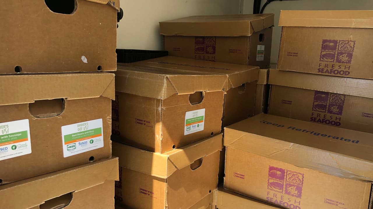 Second Servings continuará con la distribución de alimentos todos los martes y jueves durante el mes de abril, o según lo permita la financiación del programa.