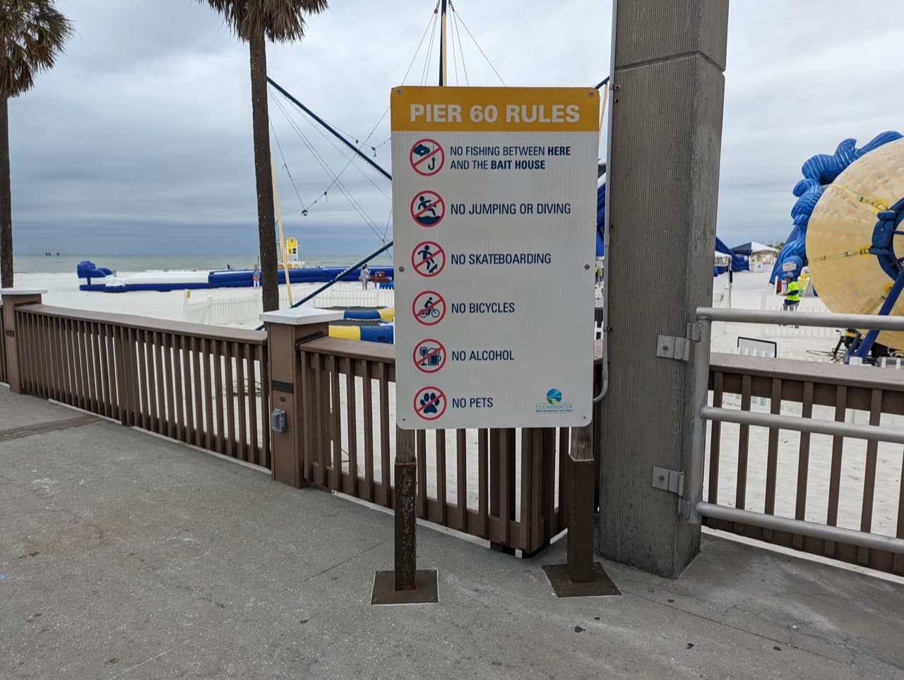 No se permite lanzarse clavados desde el muelle ni entrar en patineta o bicicleta. Tampoco se admite la entrada de mascotas ni el consumo de bebidas alcohólicas.