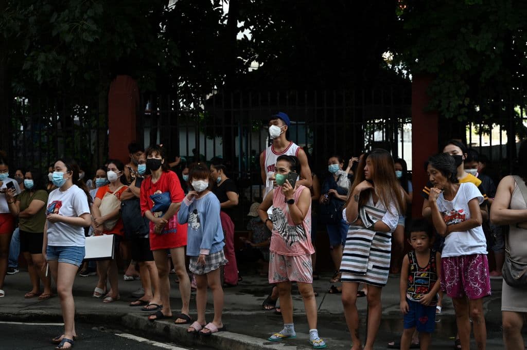 Residentes de un edificio en Manila, la capital filipina, salieron a la calle tras el fuerte terremoto de maginitud 7.0.