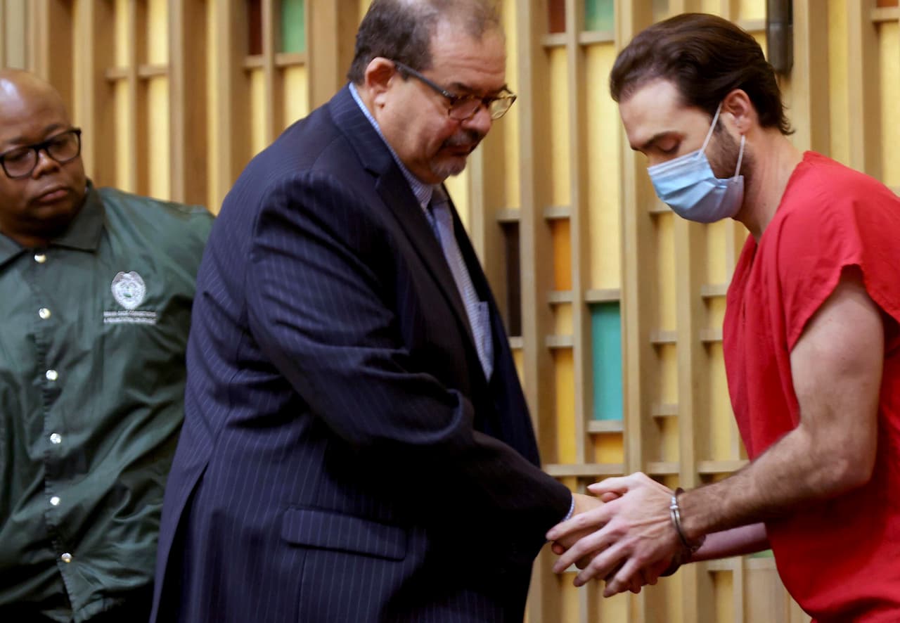 En marzo de 2019, Pablo Lyle se vio inmerso en medio de una riña por una
<b><a href="https://www.univision.com/famosos/pablo-lyle-hijo-juan-ricardo-hernandez-demanda-civil" target="_blank">discusión de tráfico con Juan Ricardo Hernández</a></b>, de 63 años.
<br>