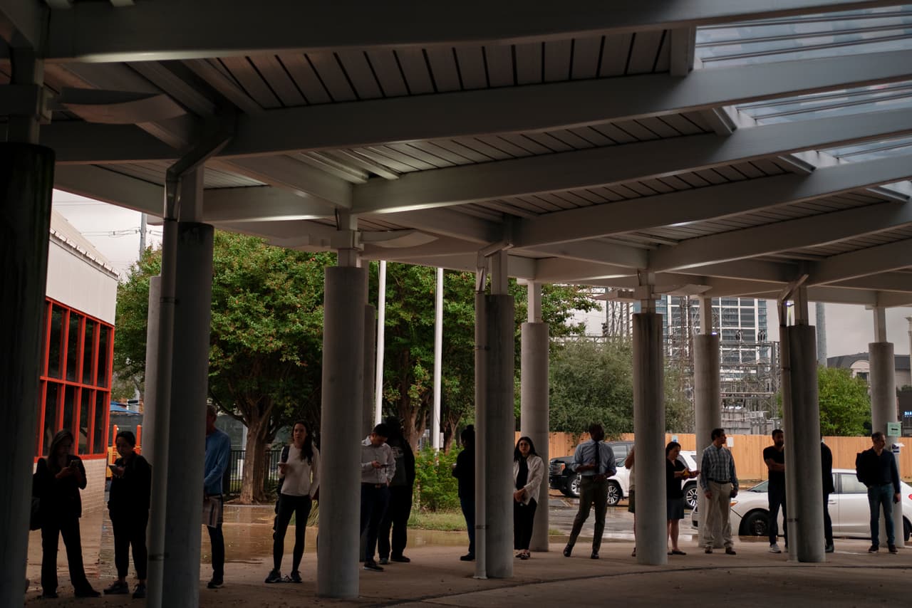 El Condado de Harris
<b>tiene 700 lugares para emitir su voto para las elecciones generales y especiales del 5 de noviembre. </b>
<br>
<br>El Condado de Harris ha habilitado un mapa que
<a href="https://www.harrisvotes.com/Vote-Centers" target="_blank">muestra, en tiempo real, los tiempos de espera en cada ubicación</a>.