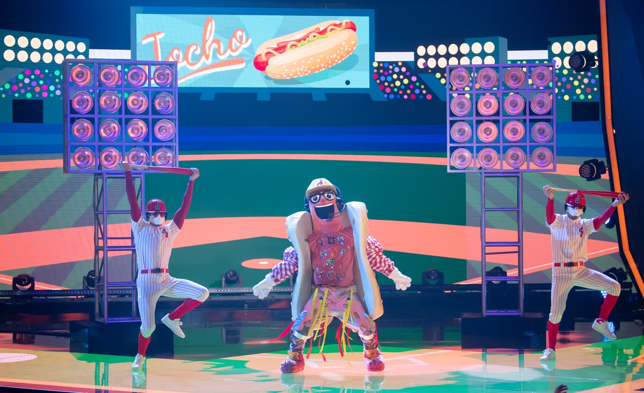 Jocho fue el primero en subir al escenario para cantar y bailar el tema 'Pareja del Año', con el que los 'investigadores' también gozaron.