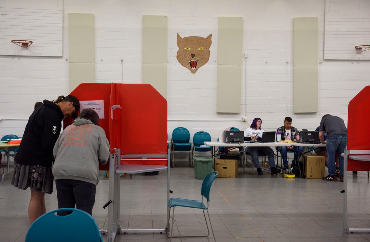 La NCSBE también destacó que Carolina del Norte estableció un récord en la votación anticipada, con casi 4,5 millones de votantes —el 57% de los registrados— emitiendo su voto antes del día de las elecciones.