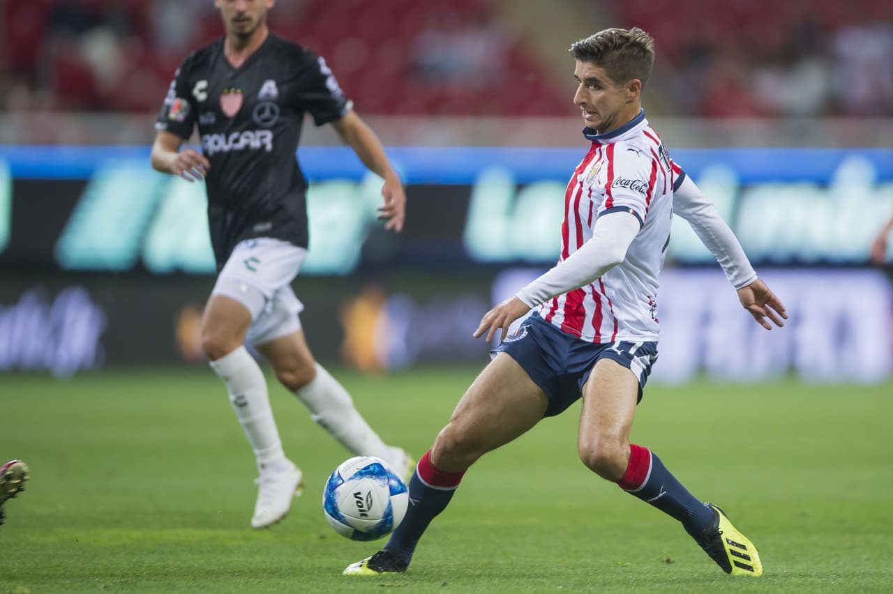 Izaác Brizuela fue otro de los motores importantes en el medio terreno para que Chivas no dejara de generar peligros durante prácticamente todo el partido.