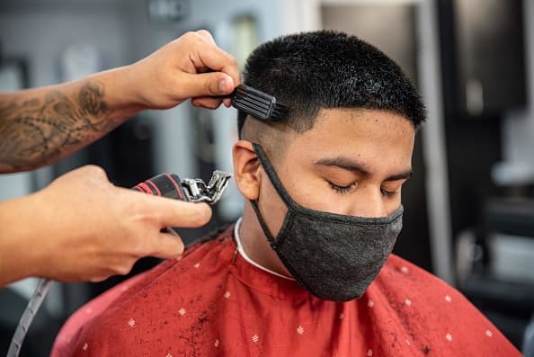 Los barberos, quienes en el paso describieron como "injusto" las fases de reaperturas de la economía que implementó el gobernador del estado, 
<b>Greg Abbott</b>, como parte del esfuerzo para la r
<a href="https://www.univision.com/local/san-antonio-kwex/condado-de-bexar-registra-39-muertes-y-1-015-casos-positivos-de-coronavirus">ecuperación económica durante la crisis del coronavirus, pues no los consideraron en la primera fase, tuvieron más de 200 clientes el viernes. </a>