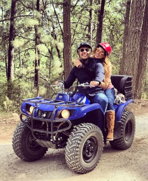 Mientras le llega esa oportunidad, 
<b><a href="https://www.univision.com/programas/novelas/adrian-uribe-es-todo-un-casanova-ellas-han-sido-sus-guapas-novias-fotos">Jackie y Adrián Uribe se están divirtiendo en su relación</a></b> y al parecer todo va muy bien, pues en sus mensajes se puede leer el cariño que se tienen: "Celebro la vida, celebro el amor pero sobre todo, lo que hace Dios.", escribió 
<b><a href="https://www.univision.com/programas/novelas/adrian-uribe-es-todo-un-casanova-ellas-han-sido-sus-guapas-novias-fotos">Jackie</a></b> en Instagram.