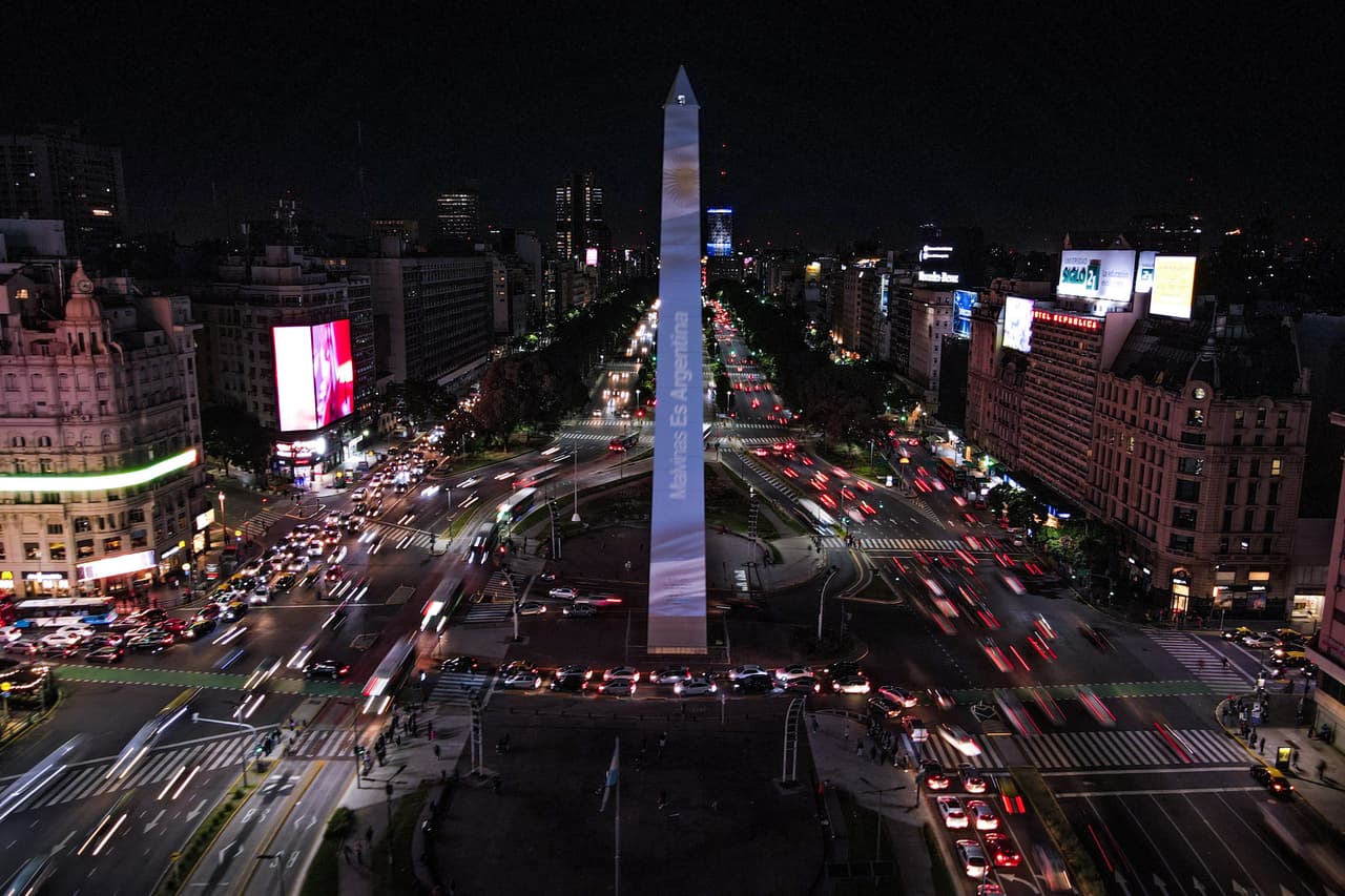 La guerra dejó 649 argentinos y 255 británicos muertos y terminó con la derrota argentina. Pero el reclamo por la soberanía de las islas sigue siendo eje central de la política exterior de Buenos Aires desde el regreso de la democracia en 1983, al año siguiente de la frustrada operación, y bajo gobiernos de diferententes signos políticos.