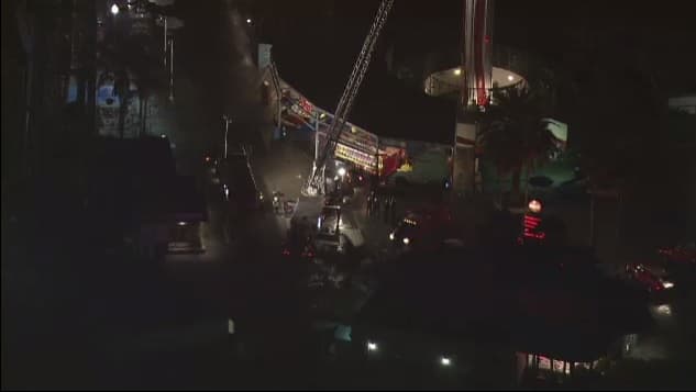 Equipo de bomberos prepara el rescate de 18 personas en la atracción 'Sky Cabin' en el parque Knott's Berry Farm.
